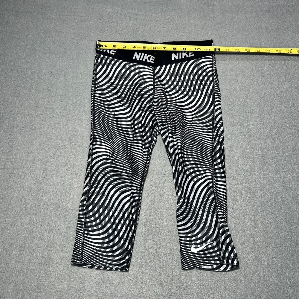 Nike Dri-FIT Women's Black White Swirl Geometric Capri‎ Leggings Size L